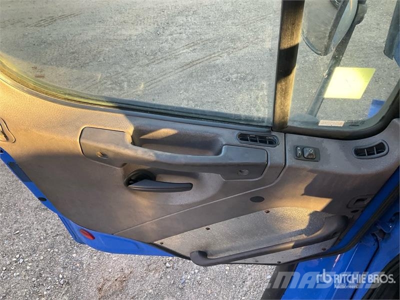 Freightliner M2106 6x4 Van Truck (Inoperable) Sanduk kamioni