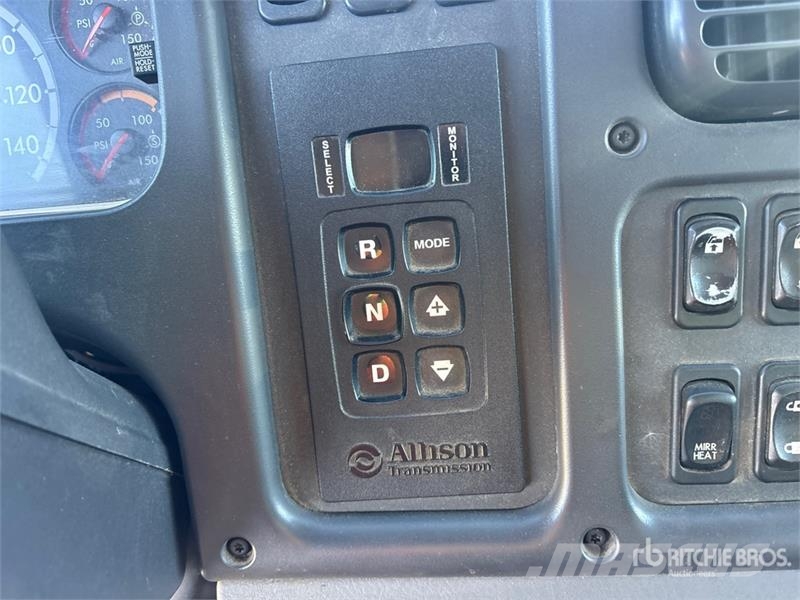Freightliner M2106 6x4 Van Truck Фургони
