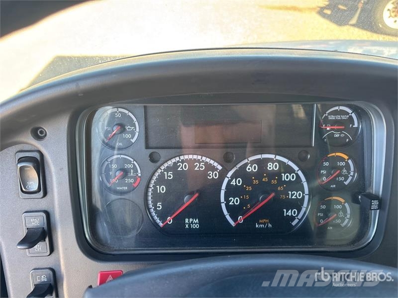Freightliner M2106 6x4 Van Truck Фургони
