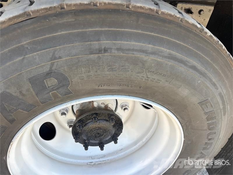 Freightliner M2106 6x4 Van Truck Фургони