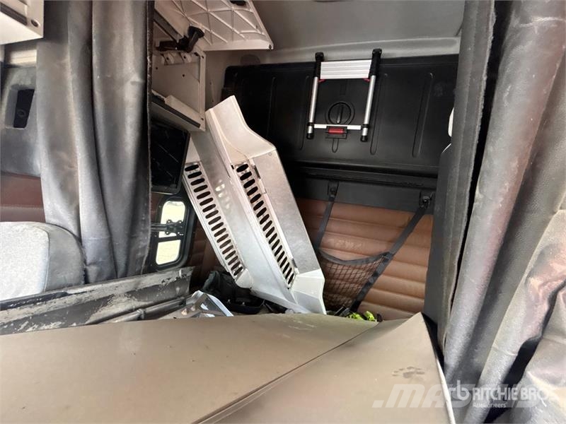 Freightliner-SALVAGE Cascadia 126 6x4 T/A Sleeper Vetopöytäautot