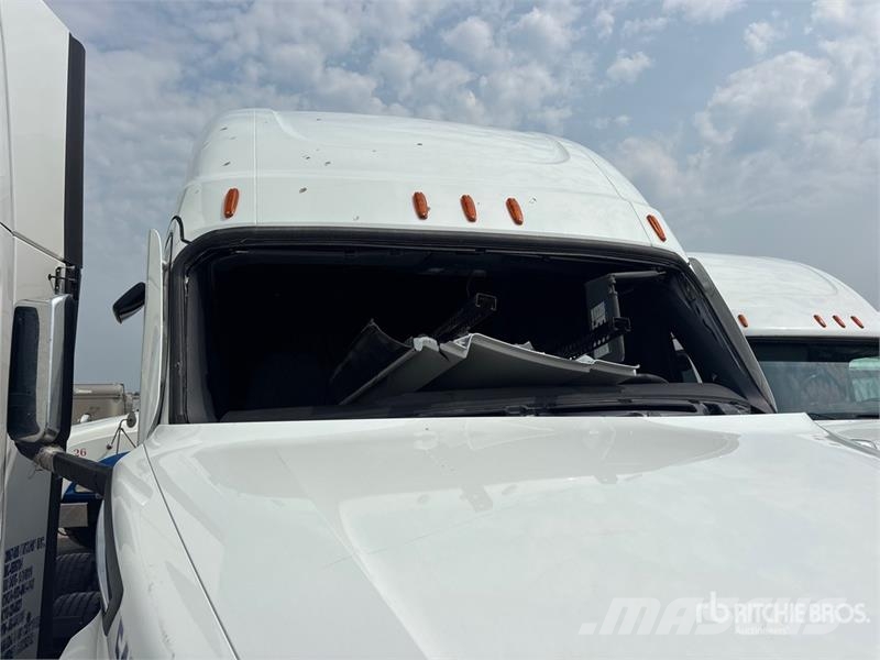 Freightliner-SALVAGE Cascadia 126 6x4 T/A Sleeper Vetopöytäautot