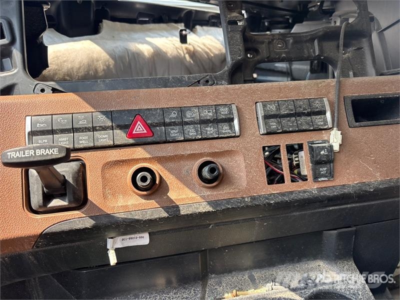 Freightliner-SALVAGE Cascadia 126 6x4 T/A Sleeper Vetopöytäautot