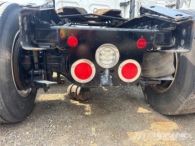 Freightliner-SALVAGE Cascadia 126 6x4 T/A Sleeper Vetopöytäautot
