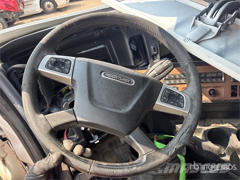 Freightliner-SALVAGE Cascadia 126 6x4 T/A Sleeper Vetopöytäautot