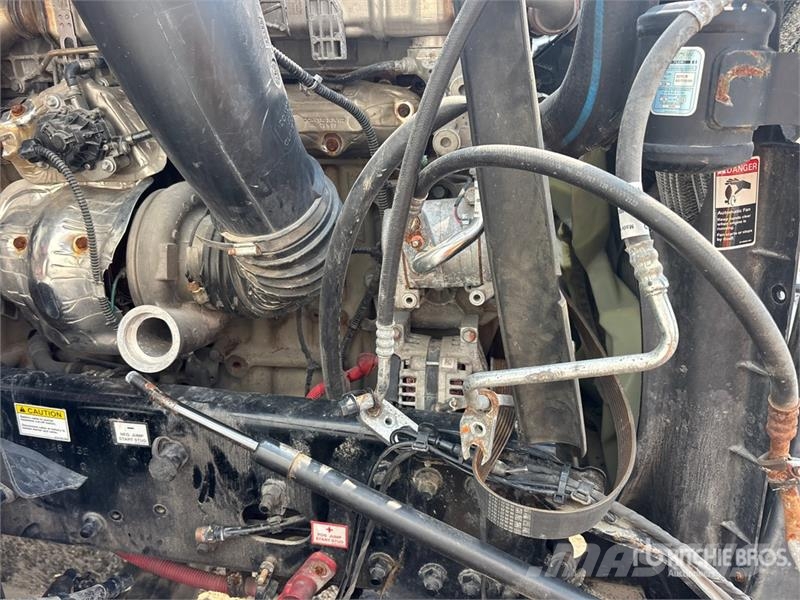 Freightliner-SALVAGE Cascadia 126 6x4 T/A Sleeper Vetopöytäautot