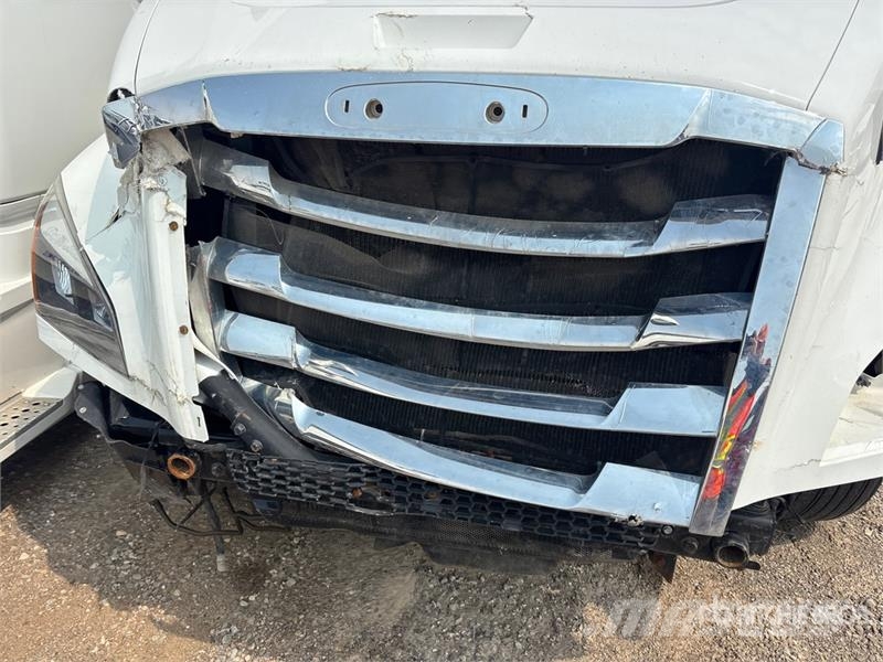 Freightliner-SALVAGE Cascadia 126 6x4 T/A Sleeper Vetopöytäautot