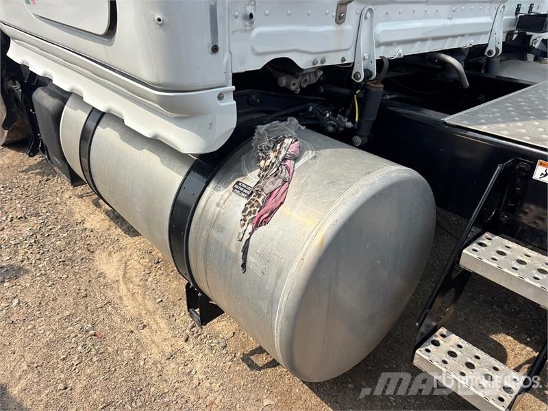 Freightliner-SALVAGE Cascadia 126 6x4 T/A Sleeper Vetopöytäautot