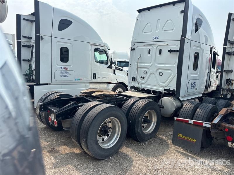 Freightliner-SALVAGE Cascadia 126 6x4 T/A Sleeper Vetopöytäautot