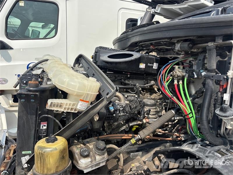 Freightliner-SALVAGE Cascadia 126 6x4 T/A Sleeper Vetopöytäautot