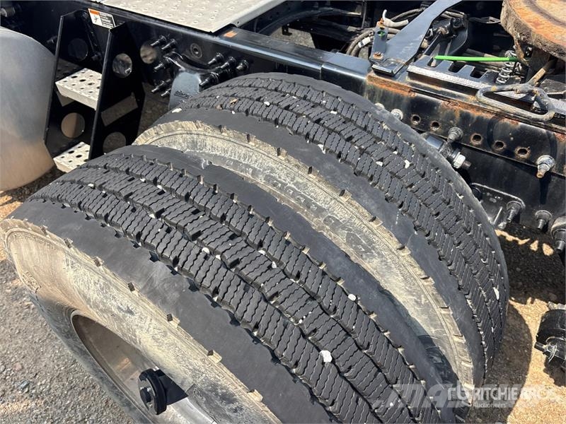 Freightliner-SALVAGE Cascadia 126 6x4 T/A Sleeper Vetopöytäautot