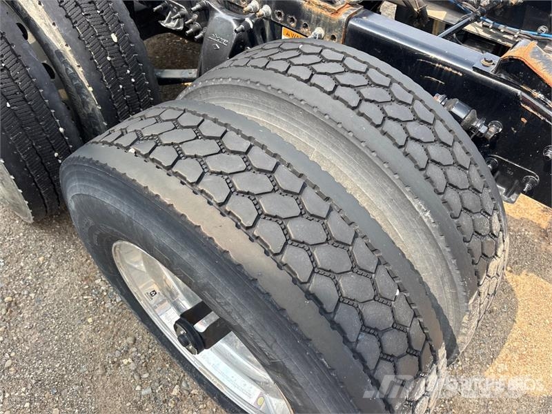 Freightliner-SALVAGE Cascadia 126 6x4 T/A Sleeper Vetopöytäautot