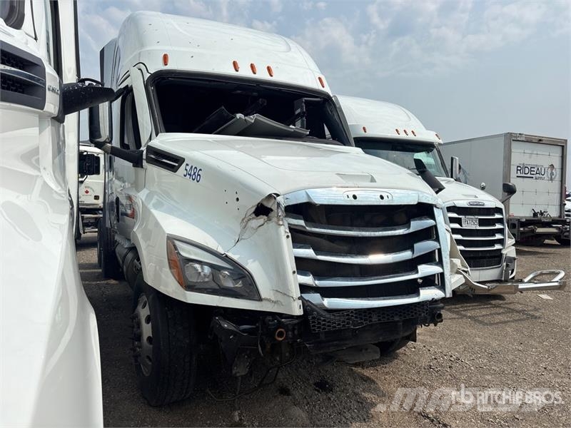 Freightliner-SALVAGE Cascadia 126 6x4 T/A Sleeper Vetopöytäautot