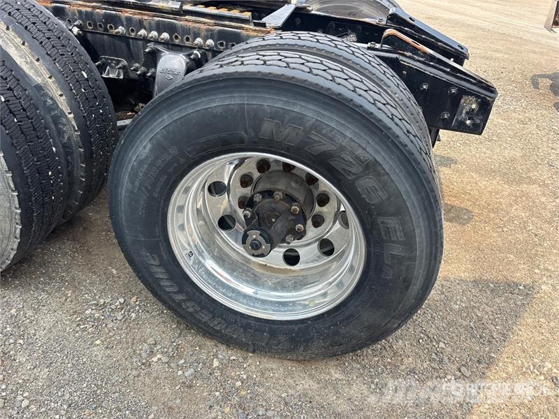 Freightliner-SALVAGE Cascadia 126 6x4 T/A Sleeper Vetopöytäautot