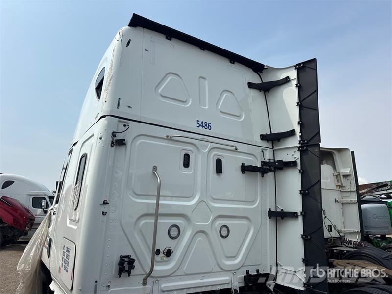 Freightliner-SALVAGE Cascadia 126 6x4 T/A Sleeper Vetopöytäautot
