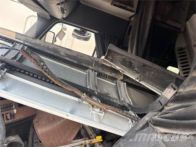 Freightliner-SALVAGE Cascadia 126 6x4 T/A Sleeper Vetopöytäautot