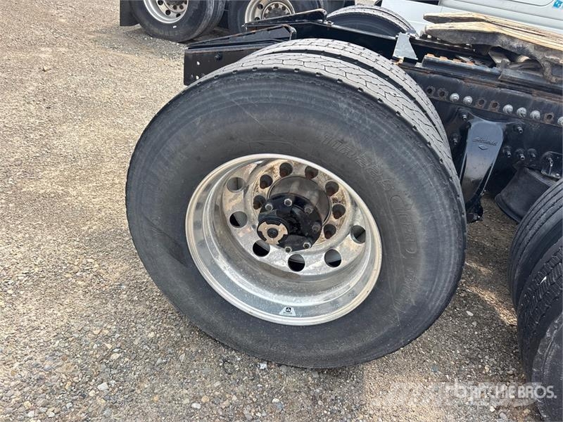 Freightliner-SALVAGE Cascadia 126 6x4 T/A Sleeper Vetopöytäautot