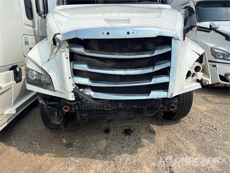 Freightliner-SALVAGE Cascadia 126 6x4 T/A Sleeper Vetopöytäautot