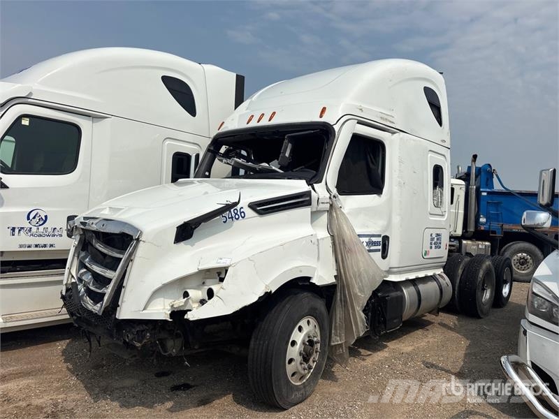 Freightliner-SALVAGE Cascadia 126 6x4 T/A Sleeper Vetopöytäautot