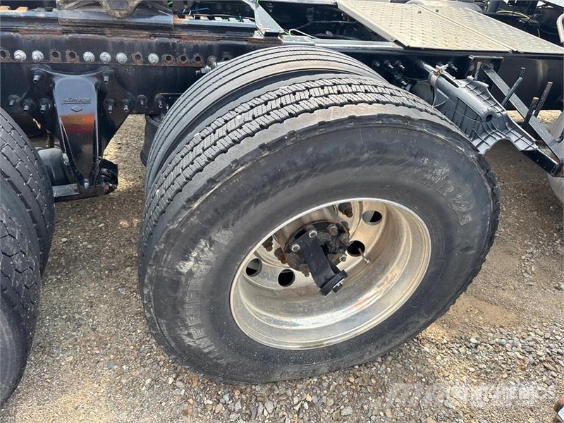 Freightliner-SALVAGE Cascadia 126 6x4 T/A Sleeper Vetopöytäautot