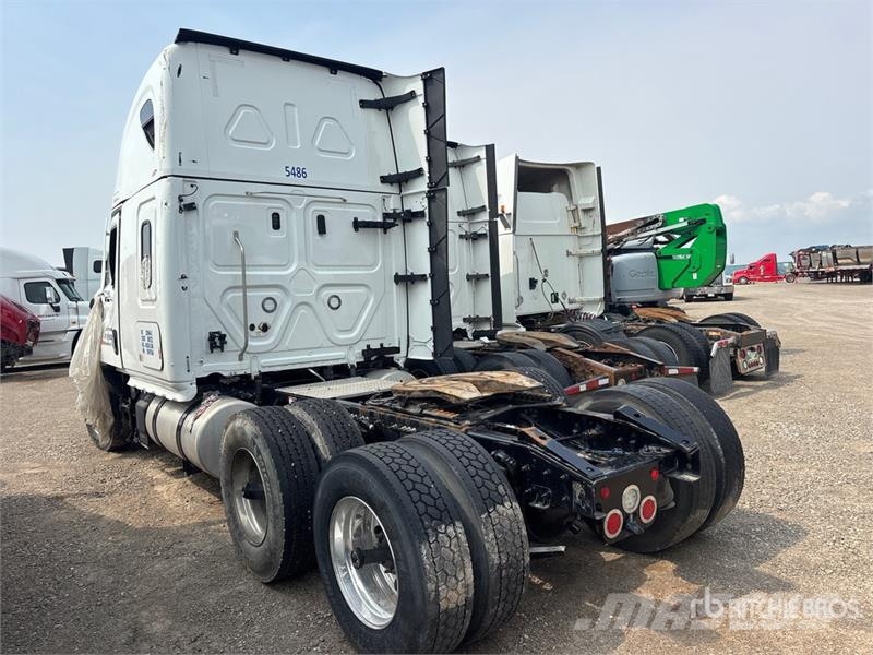 Freightliner-SALVAGE Cascadia 126 6x4 T/A Sleeper Vetopöytäautot