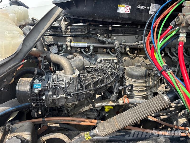 Freightliner-SALVAGE Cascadia 126 6x4 T/A Sleeper Vetopöytäautot