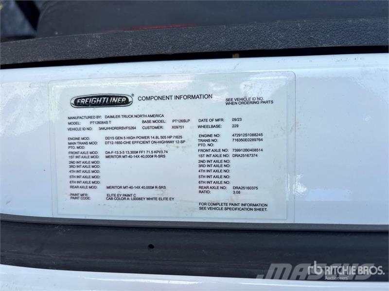 Freightliner-SALVAGE Cascadia 126 6x4 T/A Sleeper Vetopöytäautot