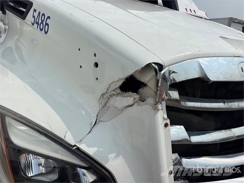 Freightliner-SALVAGE Cascadia 126 6x4 T/A Sleeper Vetopöytäautot