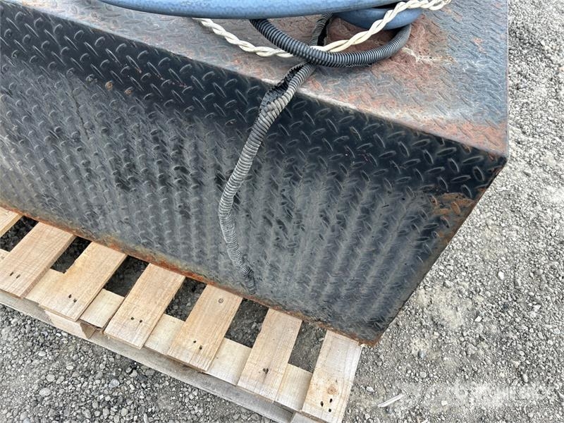 Fuel Tank Kraftstoff- und Zusatzstoffbehälter
