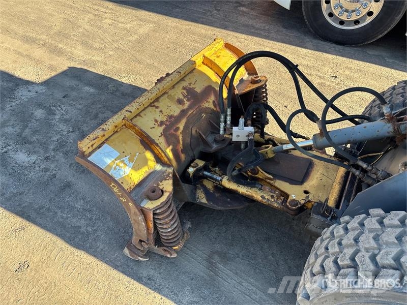 Gehl AL540 Sidewalk Plow Otros componentes