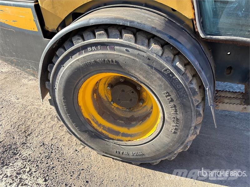 Gehl AL540 Sidewalk Plow Otros componentes