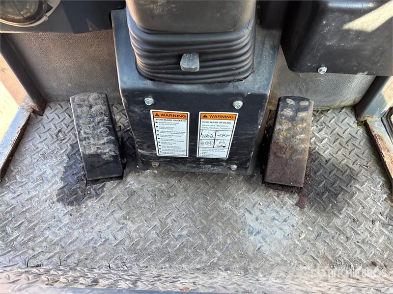 Gehl AL540 Sidewalk Plow Otros componentes