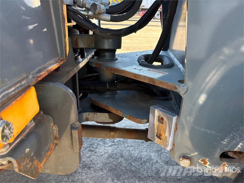 Gehl AL540 Sidewalk Plow Otros componentes