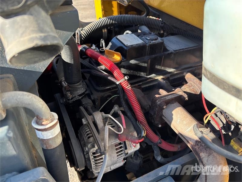 Gehl AL540 Sidewalk Plow Otros componentes
