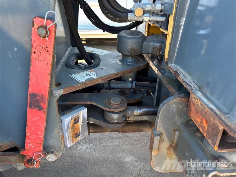 Gehl AL540 Sidewalk Plow Otros componentes