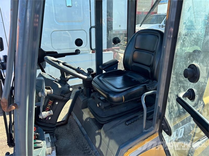 Gehl AL540 Sidewalk Plow Otros componentes