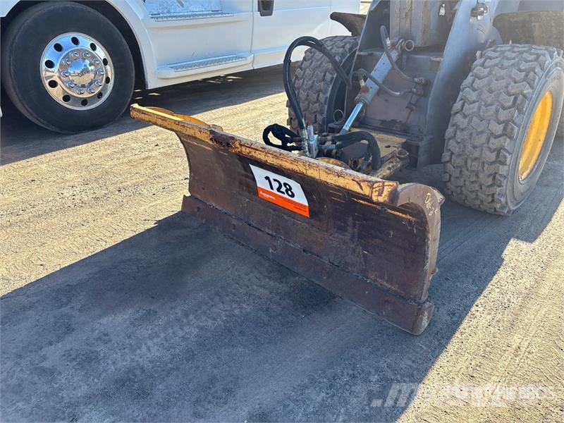Gehl AL540 Sidewalk Plow Otros componentes