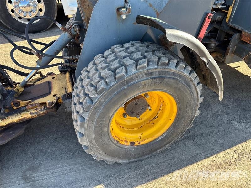 Gehl AL540 Sidewalk Plow Otros componentes