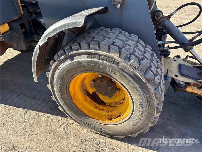 Gehl AL540 Sidewalk Plow Otros componentes
