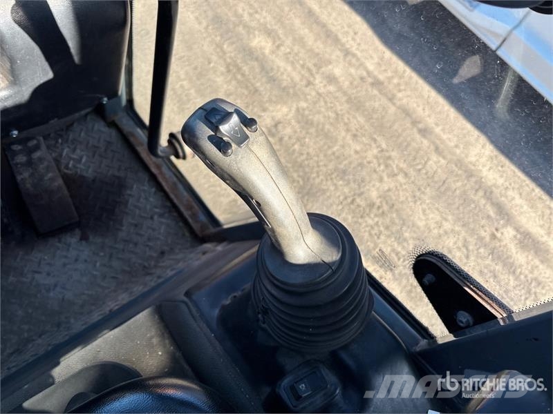 Gehl AL540 Sidewalk Plow Otros componentes