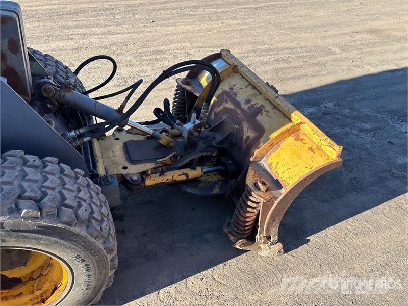 Gehl AL540 Sidewalk Plow Otros componentes