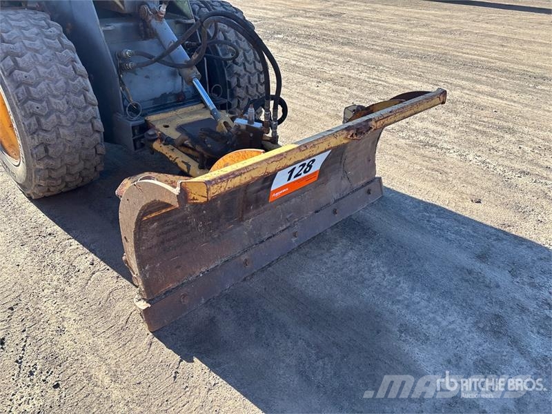 Gehl AL540 Sidewalk Plow Otros componentes