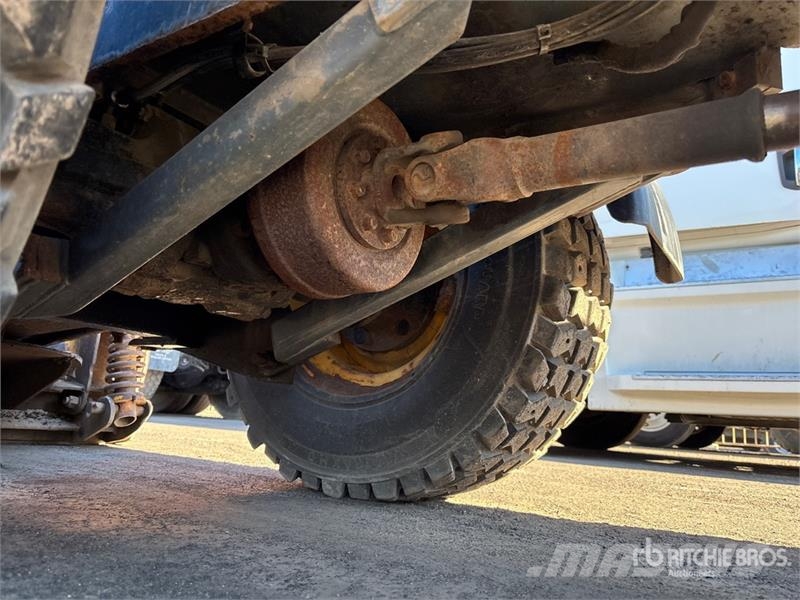 Gehl AL540 Sidewalk Plow Otros componentes