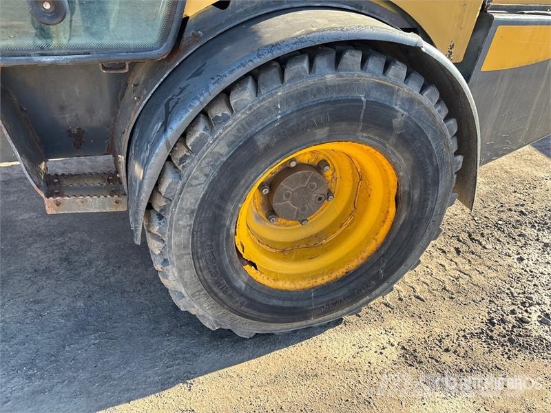 Gehl AL540 Sidewalk Plow Otros componentes