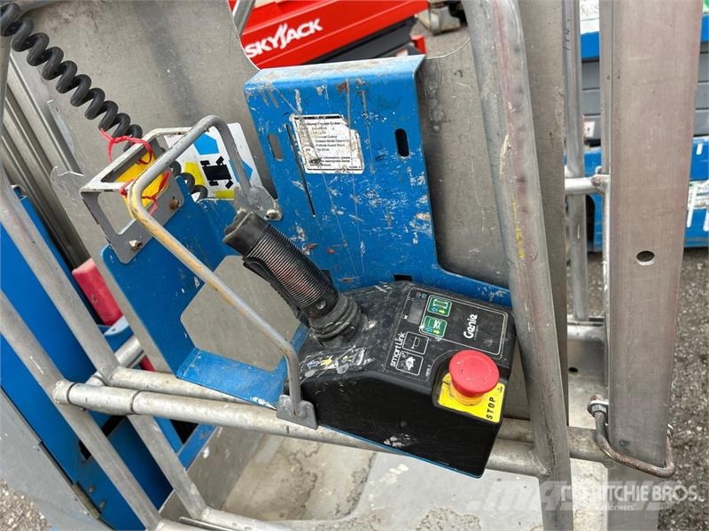 Genie GR-20 Vertical Mast Lift Vertical mast lifts