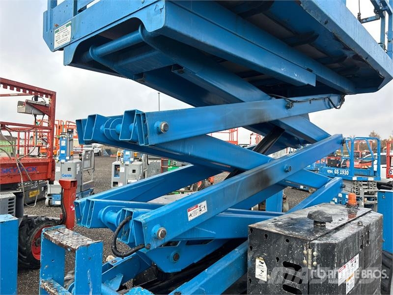 Genie GS-2669 RT Diesel Scissor Lift رافعات مقصية الشكل