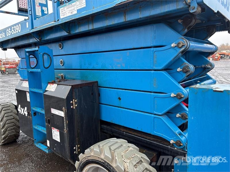 Genie GS-5390 4x4 Dual Fuel Scissor Lift Makazaste platforme