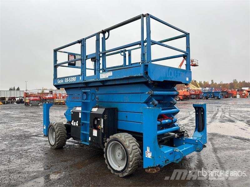 Genie GS-5390 4x4 Dual Fuel Scissor Lift Makazaste platforme