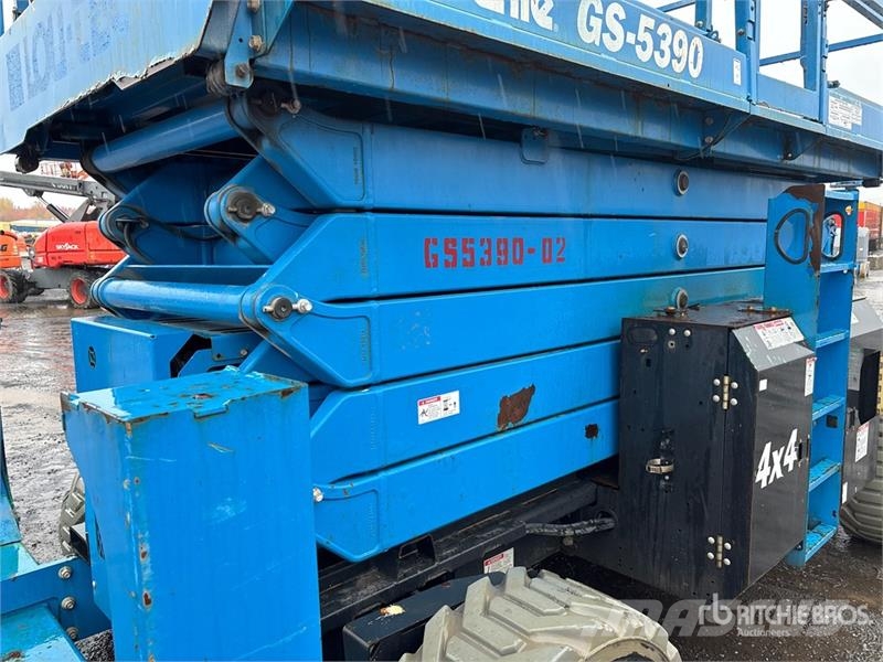 Genie GS-5390 4x4 Dual Fuel Scissor Lift Makazaste platforme
