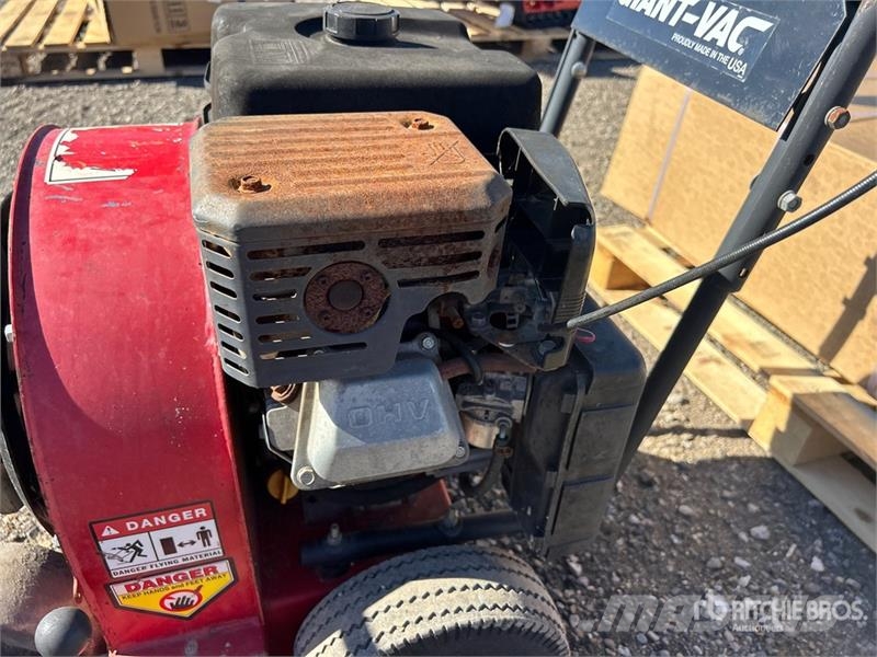 Giant-Vac Leaf Blower (Inoperable) طاردات